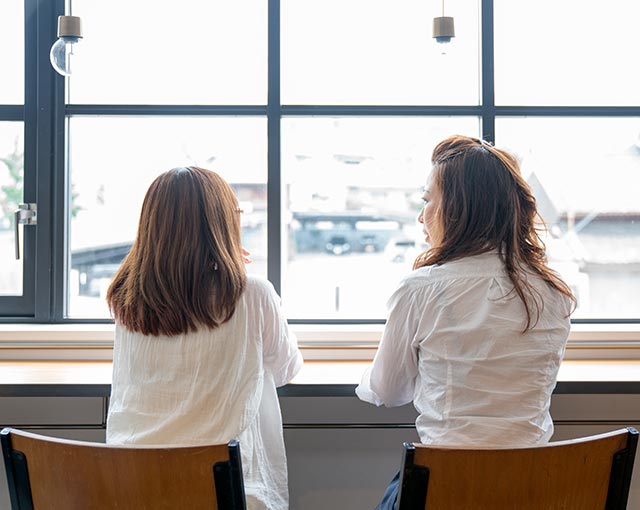 女性が向かい合って話ししている様子